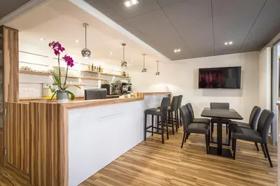 Télévision ou salle de divertissement dans l'établissement Logis hôtel restaurant la Haute Forêt