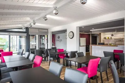 Coin salon dans l'établissement Logis hôtel restaurant la Haute Forêt