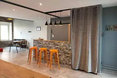 Cuisine ou kitchenette dans l'établissement Gîte La Dortière s'Amuse, magnifique maison de maître 12min du Puy du Fo