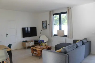 Télévision ou salle de divertissement dans l'établissement Maison 8 personnes à 100 m de la plage de la Clère