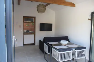 Télévision ou salle de divertissement dans l'établissement Maisonnette 2 pièces 100m de la plage de la Clère