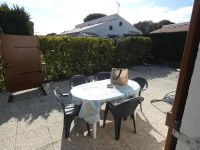 Terrasse ou espace extérieur de l'établissement Maison familiale avec piscine, 5 personnes, près plage - FR-1-540-186