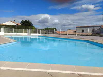 Piscine de l'établissement Maison familiale avec piscine, 5 personnes, près plage - FR-1-540-186 ou située à proximité