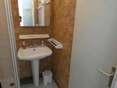 Salle de bains dans l'établissement Maison familiale avec piscine, 5 personnes, près plage - FR-1-540-186