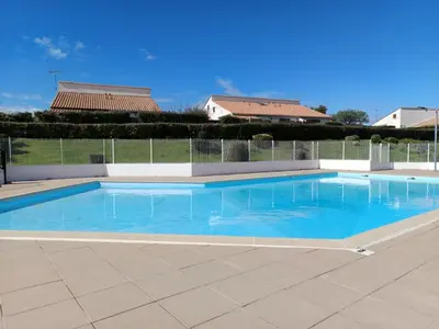 Piscine de l'établissement Maison familiale avec piscine, 5 personnes, près plage - FR-1-540-186 ou située à proximité