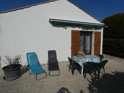 Terrasse ou espace extérieur de l'établissement Maison familiale avec piscine, 5 personnes, près plage - FR-1-540-186