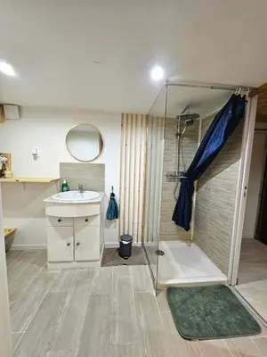Salle de bains dans l'établissement Studio confort chez Lolita et Wilfried