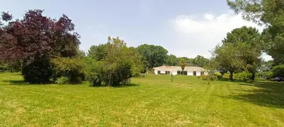 Jardin de l'établissement Magnifique villa 5 etoiles avec piscine privee parc 2 ha
