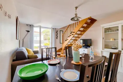 Coin salon dans l'établissement À deux pas de la plage, jolie maison pour 4