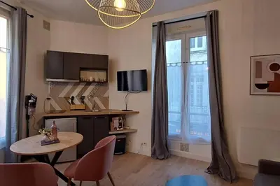 Cuisine ou kitchenette dans l'établissement Studio Notre- Dame coeur de ville Wifi Netflix