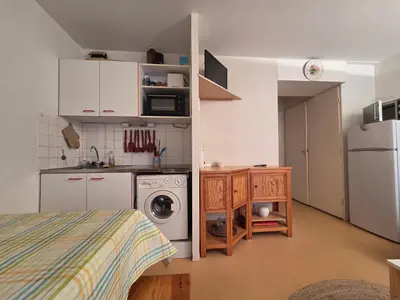 Cuisine ou kitchenette dans l'établissement Charmant T2 à 100m de la plage, terrasse sud, proche commerces - Saint Brevin L'Océan - FR-1-364-147
