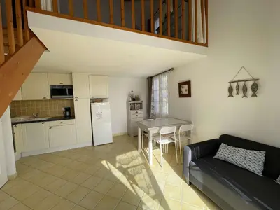 Cuisine ou kitchenette dans l'établissement Maison avec Piscine Chauffée, Terrasse et Parking à 300m de l'Océan - FR-1-224C-219