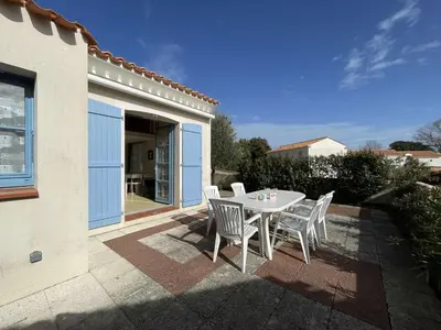 Balcon ou terrasse dans l'établissement Maison avec Piscine Chauffée, Terrasse et Parking à 300m de l'Océan - FR-1-224C-219