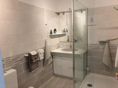 Salle de bains dans l'établissement Chai Saint Jean CAMELIA Piscine et SPA