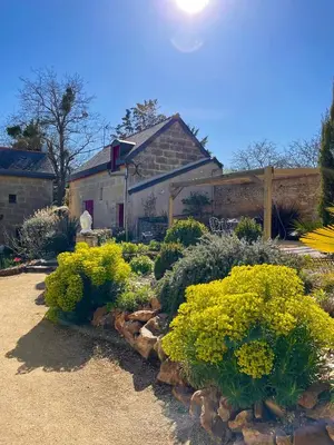 Jardin de l'établissement Maison de campagne, Gîte rouge