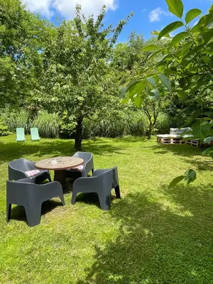 Jardin de l'établissement Maison de campagne, Gîte rouge