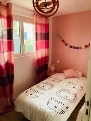 Un ou plusieurs lits dans un hébergement de l'établissement Charmante maison familiale entre mer et forêt