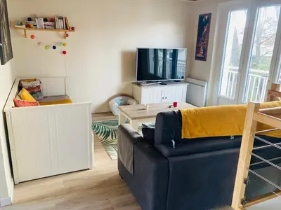 Télévision ou salle de divertissement dans l'établissement Charmante maison familiale entre mer et forêt