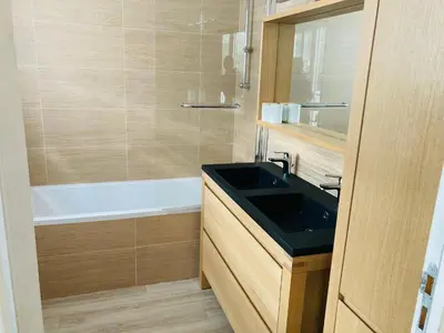 Salle de bains dans l'établissement Charmante maison familiale entre mer et forêt