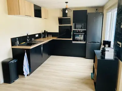 Cuisine ou kitchenette dans l'établissement Charmante maison familiale entre mer et forêt