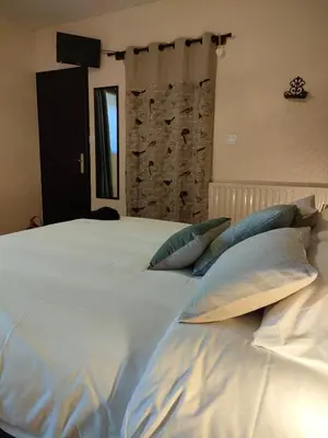 Un ou plusieurs lits dans un hébergement de l'établissement Terre et Eau La chambre d'hôtes du jardinier Sèvremont