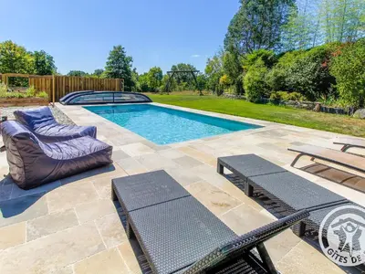 Piscine de l'établissement Roulotte climatisée avec piscine et jardin - FR-1-622-54 ou située à proximité