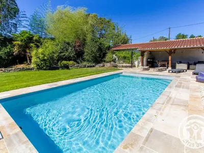 Piscine de l'établissement Roulotte climatisée avec piscine et jardin - FR-1-622-54 ou située à proximité