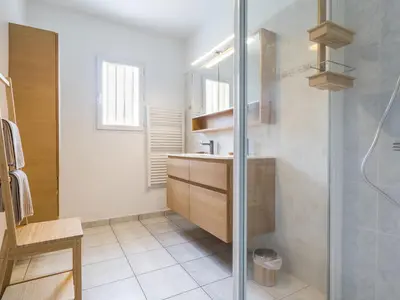 Salle de bains dans l'établissement Maison Calme avec Jardin Clos, Près de Pornic et Nantes, Wifi et Équipements Bébé Inclus - FR-1-306-1239