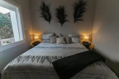 Un ou plusieurs lits dans un hébergement de l'établissement Charmante maison avec spa, sauna et jardin privatif