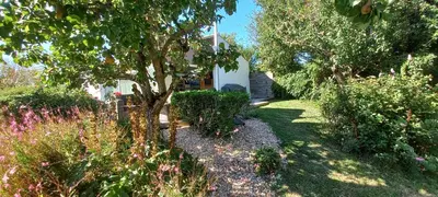 Jardin de l'établissement Charmante maison avec spa, sauna et jardin privatif