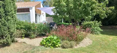 Jardin de l'établissement Charmante maison avec spa, sauna et jardin privatif