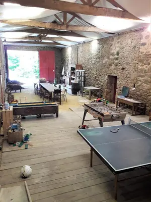 Tennis de table au sein de l'établissement Terre et Eau - Gîte avec chambre complémentaire ou à proximité