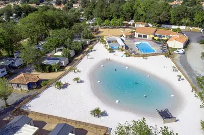 Piscine de l'établissement Camping maeva Escapades Le Bois Joli ou située à proximité
