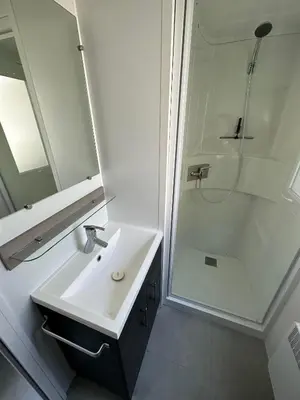 Salle de bains dans l'établissement Camping 4 étoiles Le bois dormant