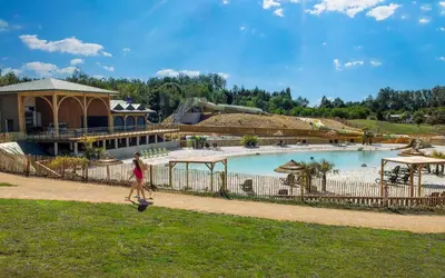 Piscine de l'établissement Camping Aubigny-Les Clouzeaux ou située à proximité