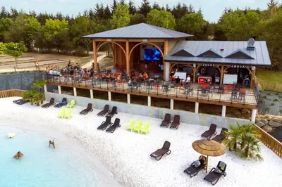 Piscine de l'établissement Camping Aubigny-Les Clouzeaux ou située à proximité