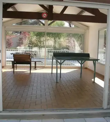 Tennis de table au sein de l'établissement La KoZy - Maison moderne, Mer, Forêt, Piscine - Wifi ou à proximité