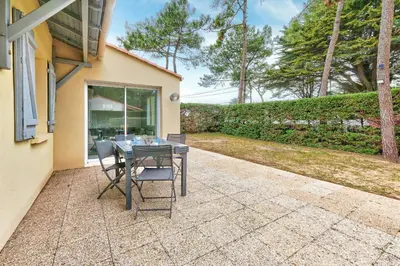Jardin de l'établissement 600m plage- Grande maison et son jardin pour 8