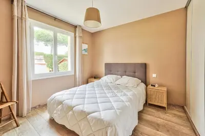 Un ou plusieurs lits dans un hébergement de l'établissement 600m plage- Grande maison et son jardin pour 8