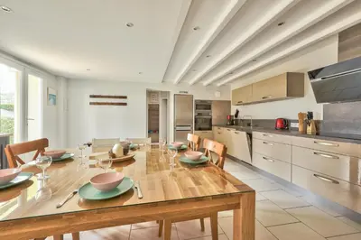 Cuisine ou kitchenette dans l'établissement 600m plage- Grande maison et son jardin pour 8