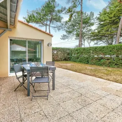 600m plage- Grande maison et son jardin pour 8