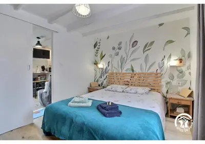 Un ou plusieurs lits dans un hébergement de l'établissement Le Tigîte B&B - entrée privée, petit déj-linge-ménage inclus, dîner-brunch possibles, 2 espaces nuit séparés 1 à 4 personnes