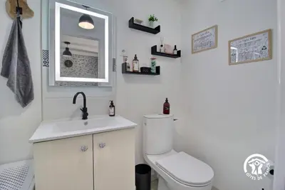 Salle de bains dans l'établissement Le Tigîte B&B - entrée privée, petit déj-linge-ménage inclus, dîner-brunch possibles, 2 espaces nuit séparés 1 à 4 personnes
