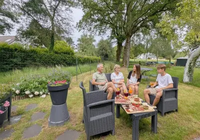 Jardin de l'établissement Le Tigîte B&B - entrée privée, petit déj-linge-ménage inclus, dîner-brunch possibles, 2 espaces nuit séparés 1 à 4 personnes