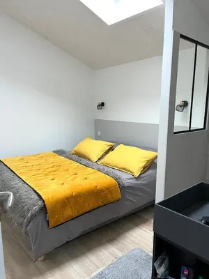 Un ou plusieurs lits dans un hébergement de l'établissement La Maison de Lena 500m de la Plage