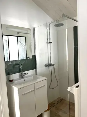 Salle de bains dans l'établissement La Maison de Lena 500m de la Plage