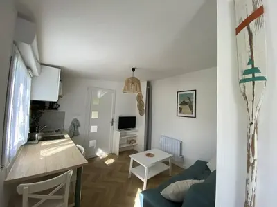 Télévision ou salle de divertissement dans l'établissement Studio au calme St Marc sur Mer