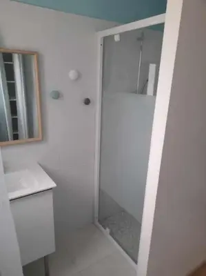 Salle de bains dans l'établissement T2 charmant avec terrasse 650m de la mer Pornichet