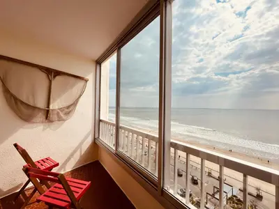 Vue générale sur la mer ou vue sur la mer prise depuis l'appartement