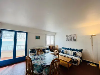 Coin salon dans l'établissement Les Sables d'Or, vue océan